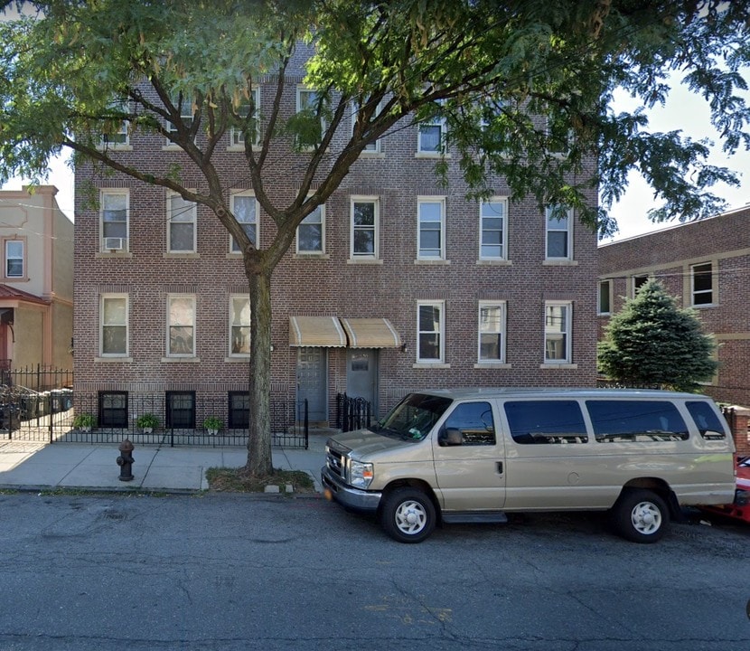 5830-5834 Fresh Pond Rd in Maspeth, NY - Foto de edificio