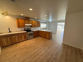 4258 Hamrick Rd in Central Point, OR - Foto de edificio - Building Photo