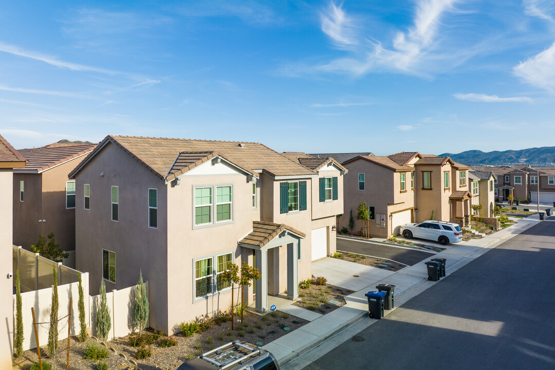 Ashland Springs in Lake Elsinore, CA - Foto de edificio