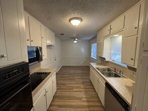 2012 Hurstview Dr in Hurst, TX - Foto de edificio - Building Photo