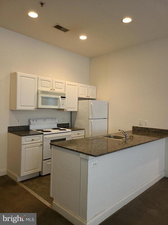 1001-13 Chestnut St in Philadelphia, PA - Building Photo