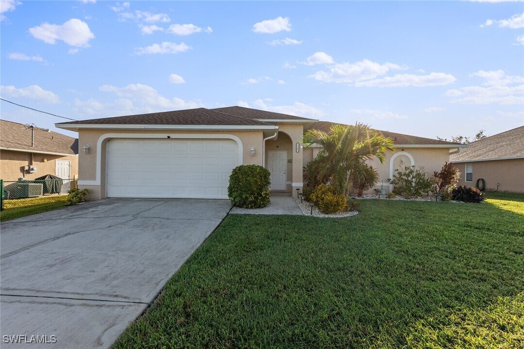 1709 SW 15th Pl in Cape Coral, FL - Building Photo
