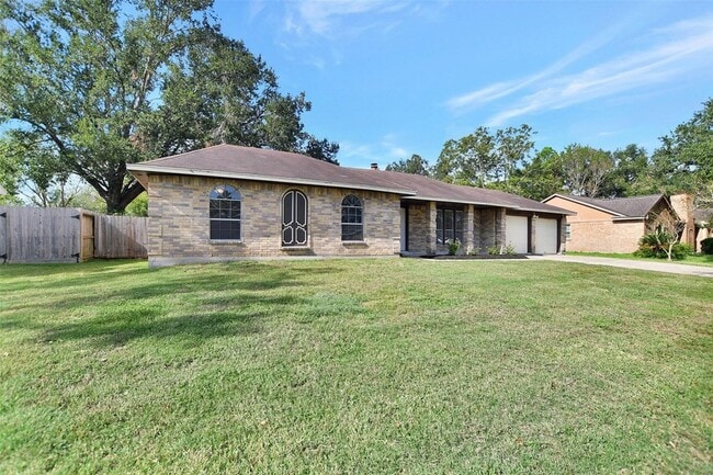 1311 Oak Hollow Dr in Friendswood, TX - Foto de edificio - Building Photo