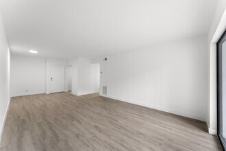 3105 Oakland Shores Dr, Unit J110 in Oakland Park, FL - Building Photo - Building Photo
