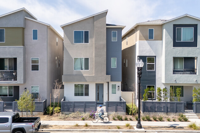 Townhomes At Lacy Crossing in Santa Ana, CA - Building Photo - Building Photo