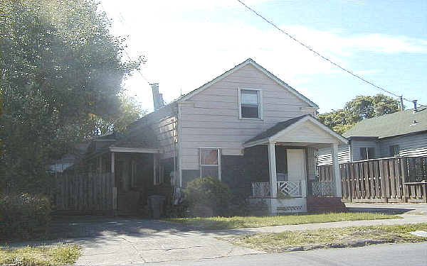 219 English St in Petaluma, CA - Foto de edificio - Building Photo