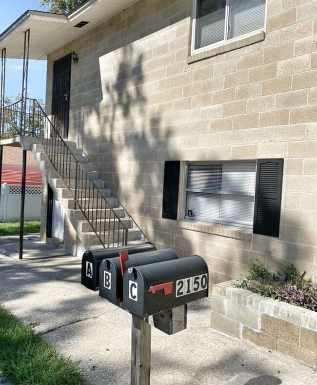 2150 Saxon St in Tallahassee, FL - Foto de edificio - Building Photo