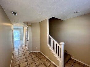 102 W Lincoln St, Unit 3 in Bloomington, IL - Foto de edificio - Building Photo