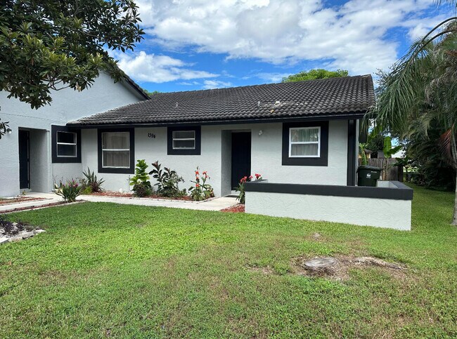 1394 Riverside Cir in Wellington, FL - Building Photo - Building Photo