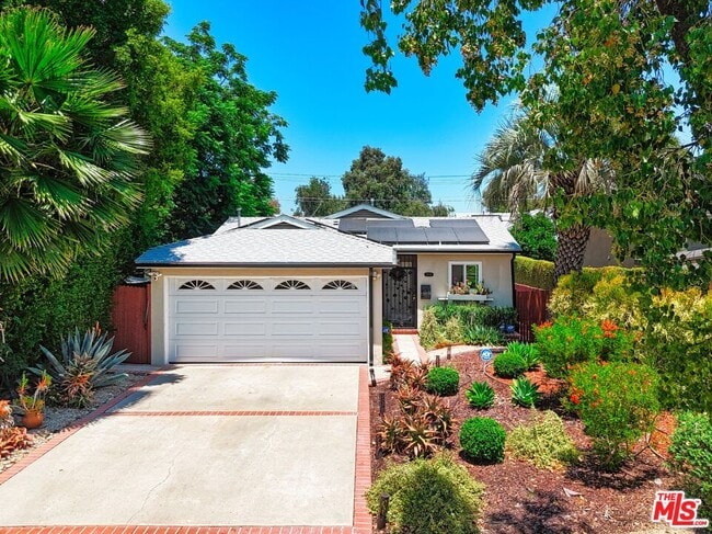 22101 Buenaventura St in Los Angeles, CA - Building Photo - Building Photo
