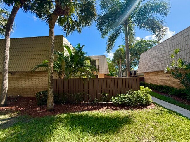 5741 57th Way in West Palm Beach, FL - Building Photo - Building Photo