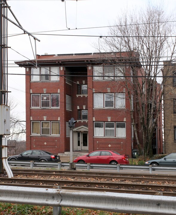 2750 Broadway Ave in Pittsburgh, PA - Foto de edificio