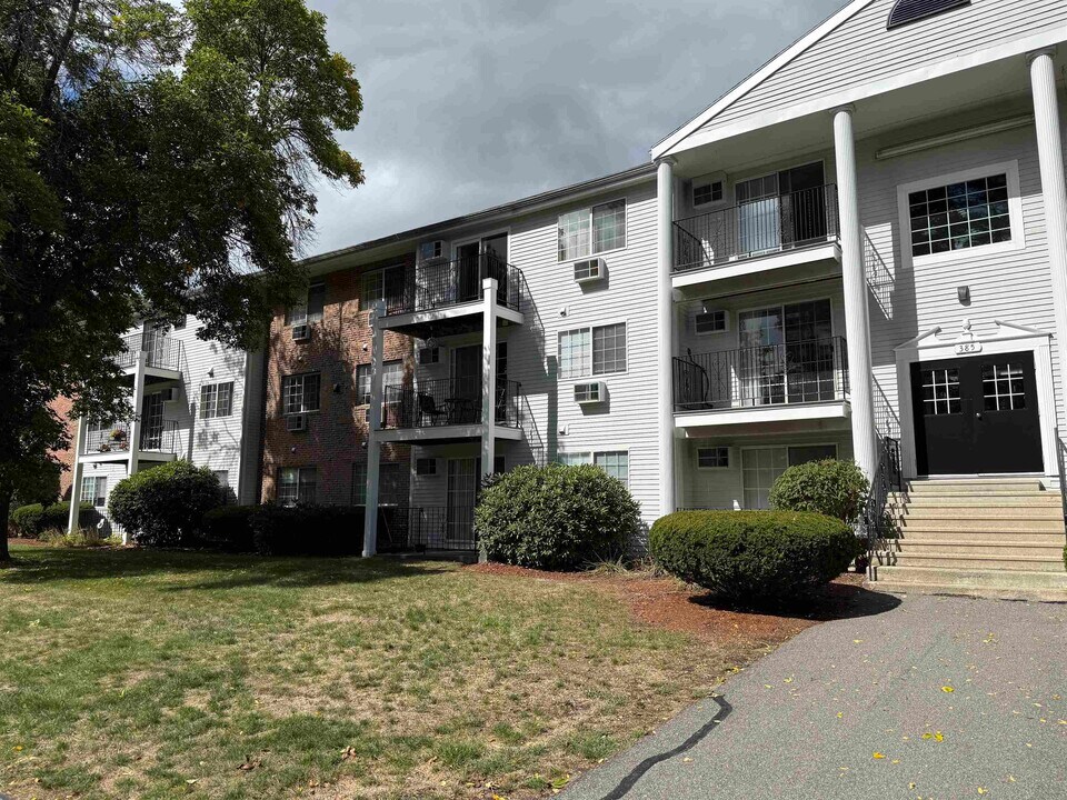 385 Huse Rd in Manchester, NH - Building Photo