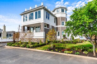 10 Via Ripa Wy in Sea Bright, NJ - Building Photo