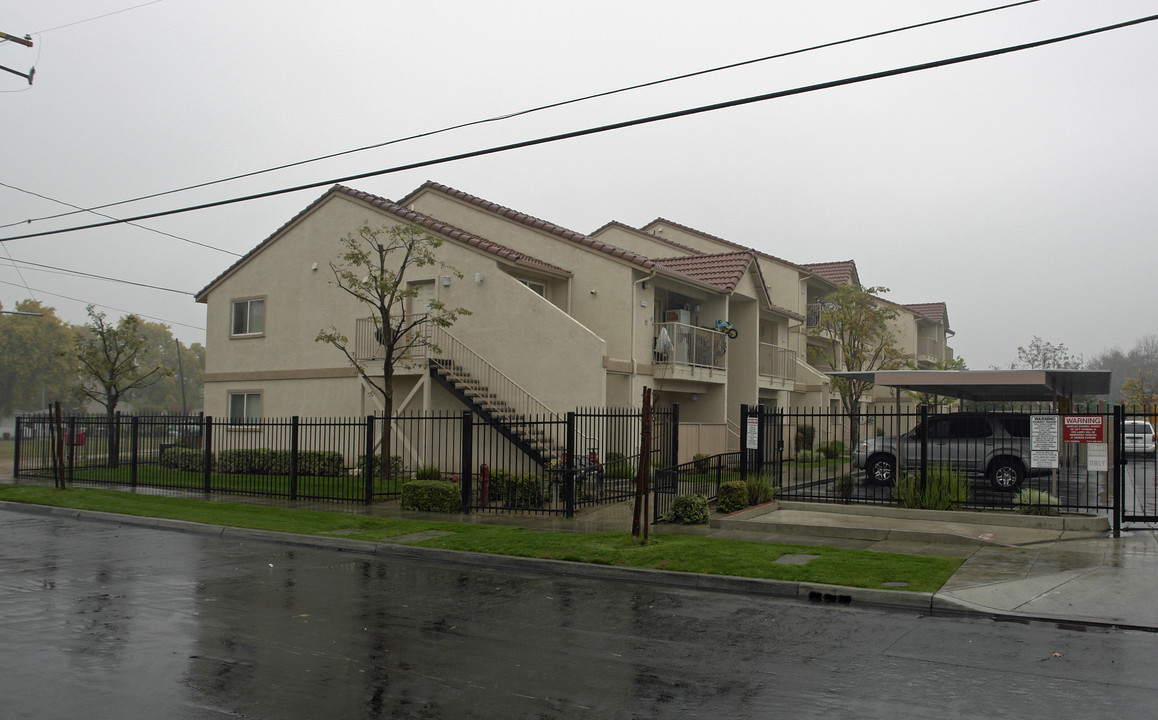 Villa Del Mar Apartments in Fresno, CA - Building Photo