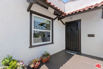 2317 Vineyard Ave in Los Angeles, CA - Building Photo - Building Photo