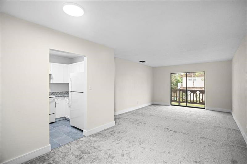 493 NW 43rd St in Oakland Park, FL - Building Photo