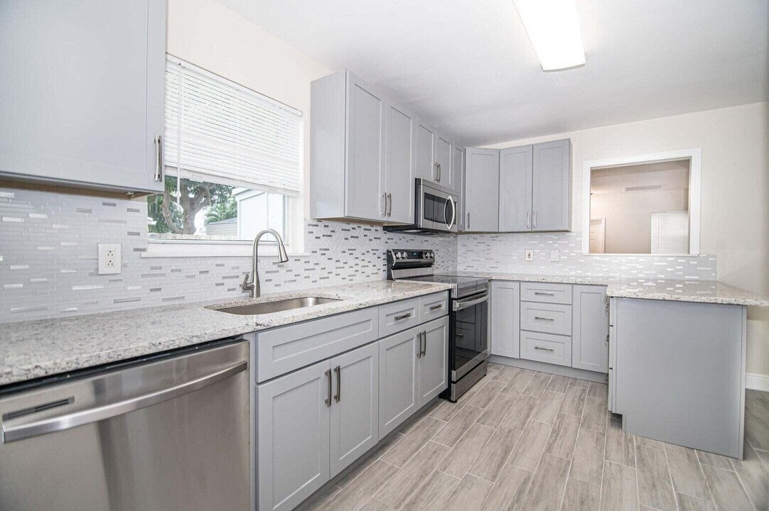 1783 Wheeler Rd in North Palm Beach, FL - Building Photo
