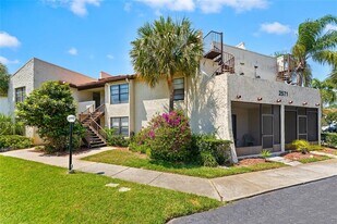 2571 Cyprus Dr in Palm Harbor, FL - Building Photo