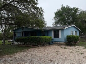 306 Co Rd 4722 in Castroville, TX - Building Photo