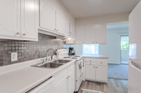 New Hanover Village in Wilmington, NC - Foto de edificio - Interior Photo