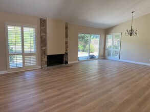 22357 Liberty Bell Rd in Calabasas, CA - Foto de edificio - Building Photo