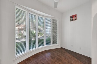 5530 Holly St in Houston, TX - Foto de edificio - Building Photo