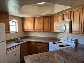 8323 Lake Dr in Doral, FL - Building Photo - Building Photo