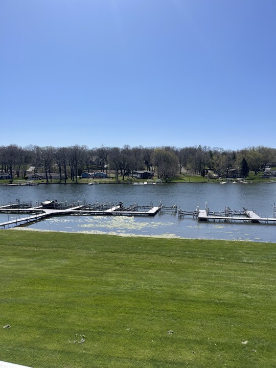2138 Landings Ln in Delavan, WI - Building Photo