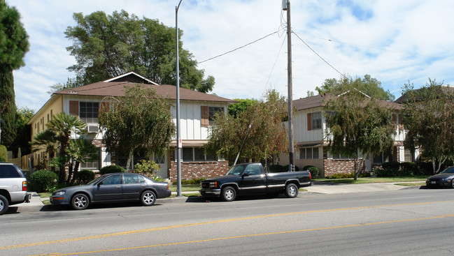 5852 Whitsett Ave in Valley Village, CA - Building Photo - Building Photo