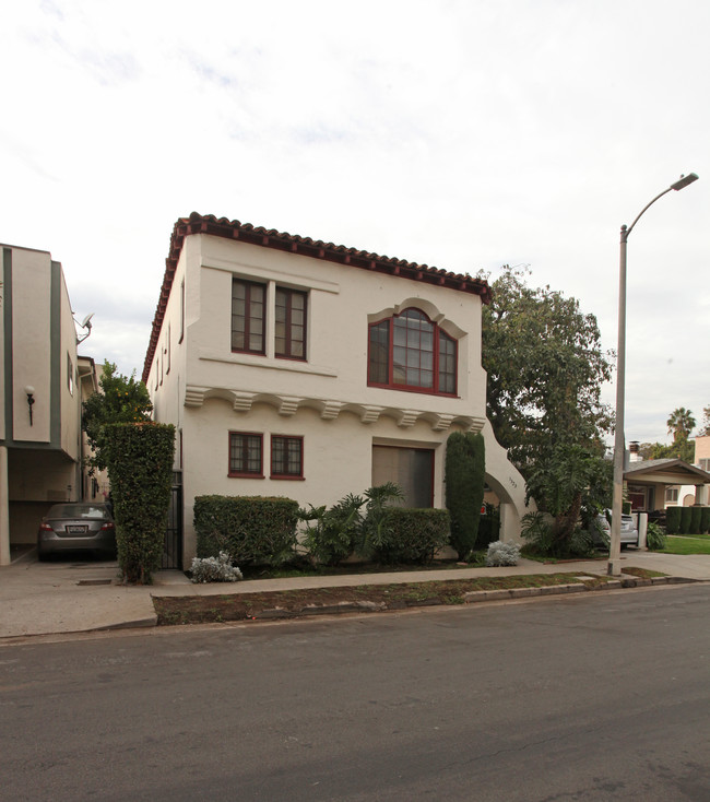 1325-1327 N Mansfield Ave in Los Angeles, CA - Building Photo - Building Photo