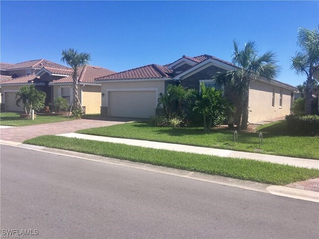 2338 Heydon Cir E in Naples, FL - Foto de edificio - Building Photo