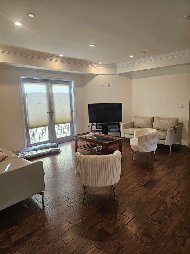 927 S Wooster St, Unit 2 in Los Angeles, CA - Foto de edificio - Building Photo