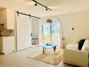 240 Collins Ave in Miami Beach, FL - Building Photo - Building Photo