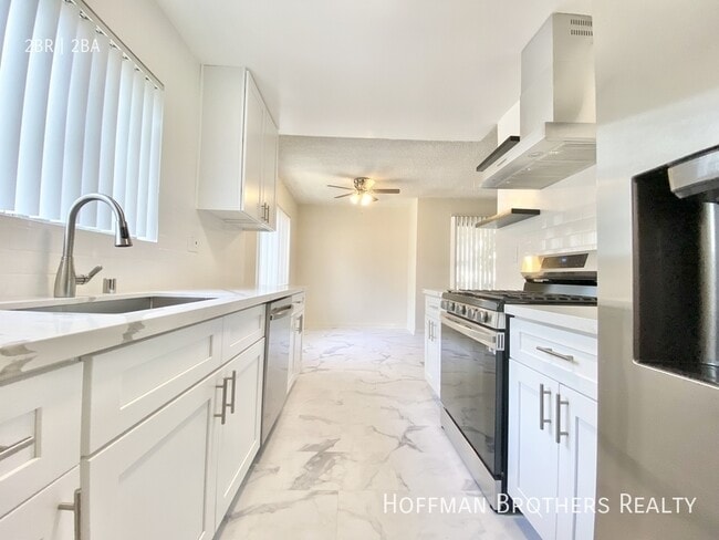 7010 Lanewood Ave, Unit 201 in Los Angeles, CA - Building Photo - Building Photo