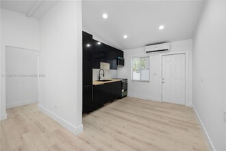 16204 NE 18th Ct in North Miami Beach, FL - Foto de edificio - Building Photo