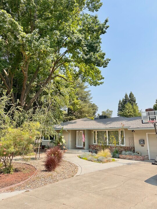 991 Piedmont Dr in Sacramento, CA - Building Photo