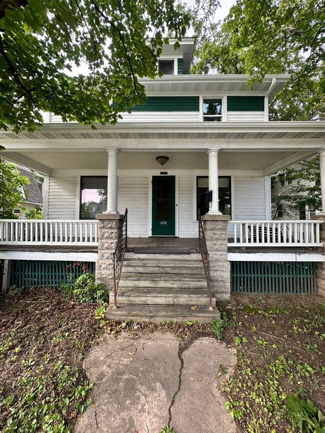 property at 1418 E Mason St