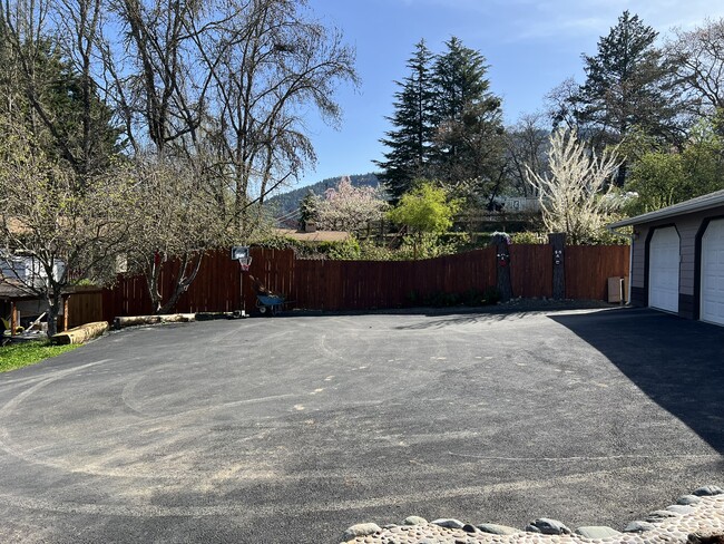 1964 Cloverlawn Dr in Grants Pass, OR - Foto de edificio - Building Photo