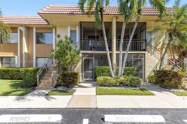 301 Lakeview Dr in Weston, FL - Building Photo - Building Photo