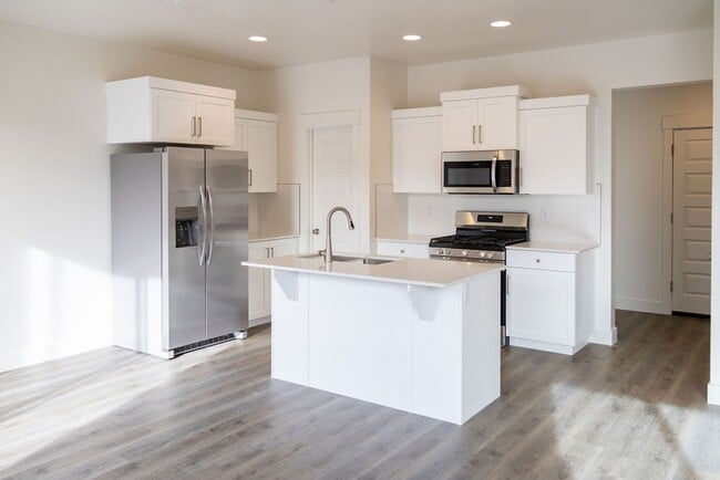 2350 E Luciano Ln in Saint George, UT - Building Photo - Building Photo