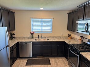 1038 White Tail Ln in Montrose, MN - Foto de edificio - Building Photo