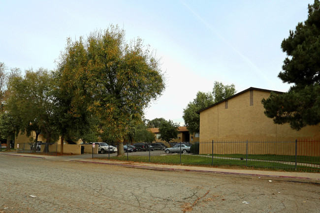 Sandalwood Apartments in Riverside, CA - Building Photo - Building Photo