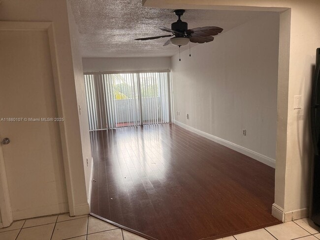 9357 Fontainebleau Blvd, Unit D414 in Miami, FL - Building Photo - Building Photo
