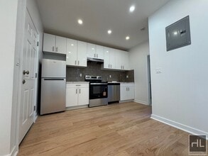 31 AVENUE in Queens, NY - Foto de edificio - Building Photo