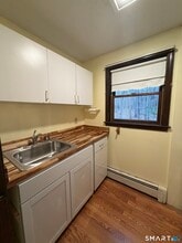 8 Brook Ln in Guilford, CT - Building Photo - Building Photo