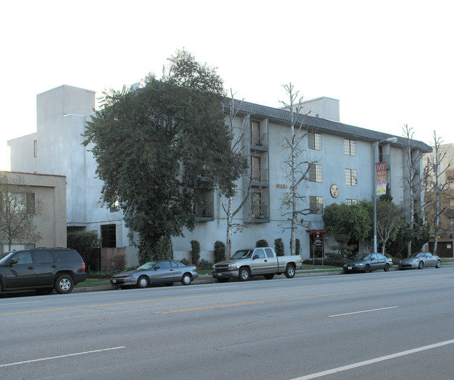 5000 Laurel Canyon Blvd in Valley Village, CA - Foto de edificio - Building Photo