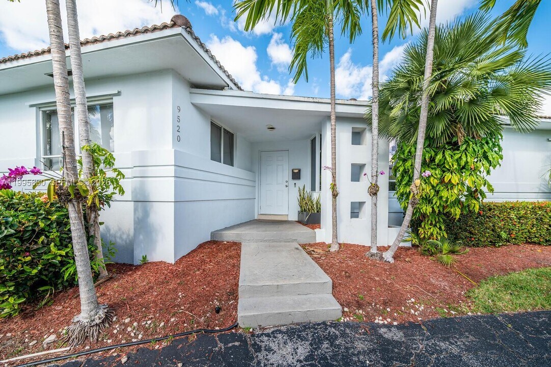9520 E Broadview Dr in Bay Harbor Islands, FL - Building Photo