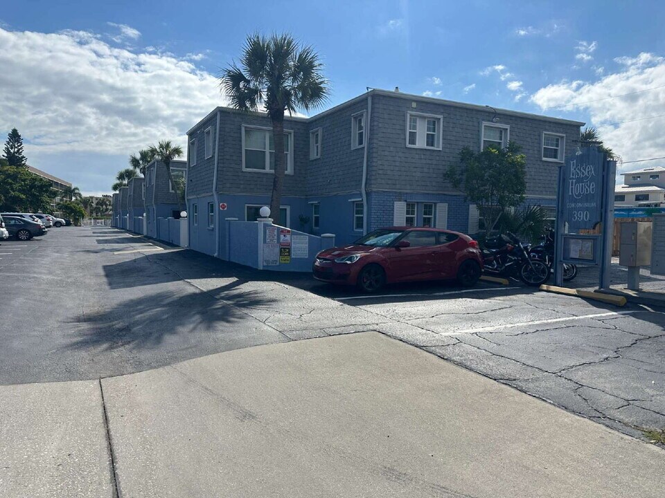390 W Cocoa Beach Causeway in Cocoa Beach, FL - Foto de edificio