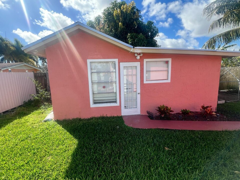 15830 SW 304th St, Unit Homestead Efficiency in Homestead, FL - Foto de edificio